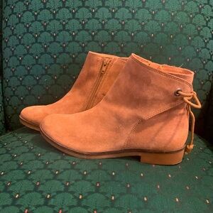 EUC Lucky Brand Gwenore- tan suede leather zip-up ankle boots with tie back.